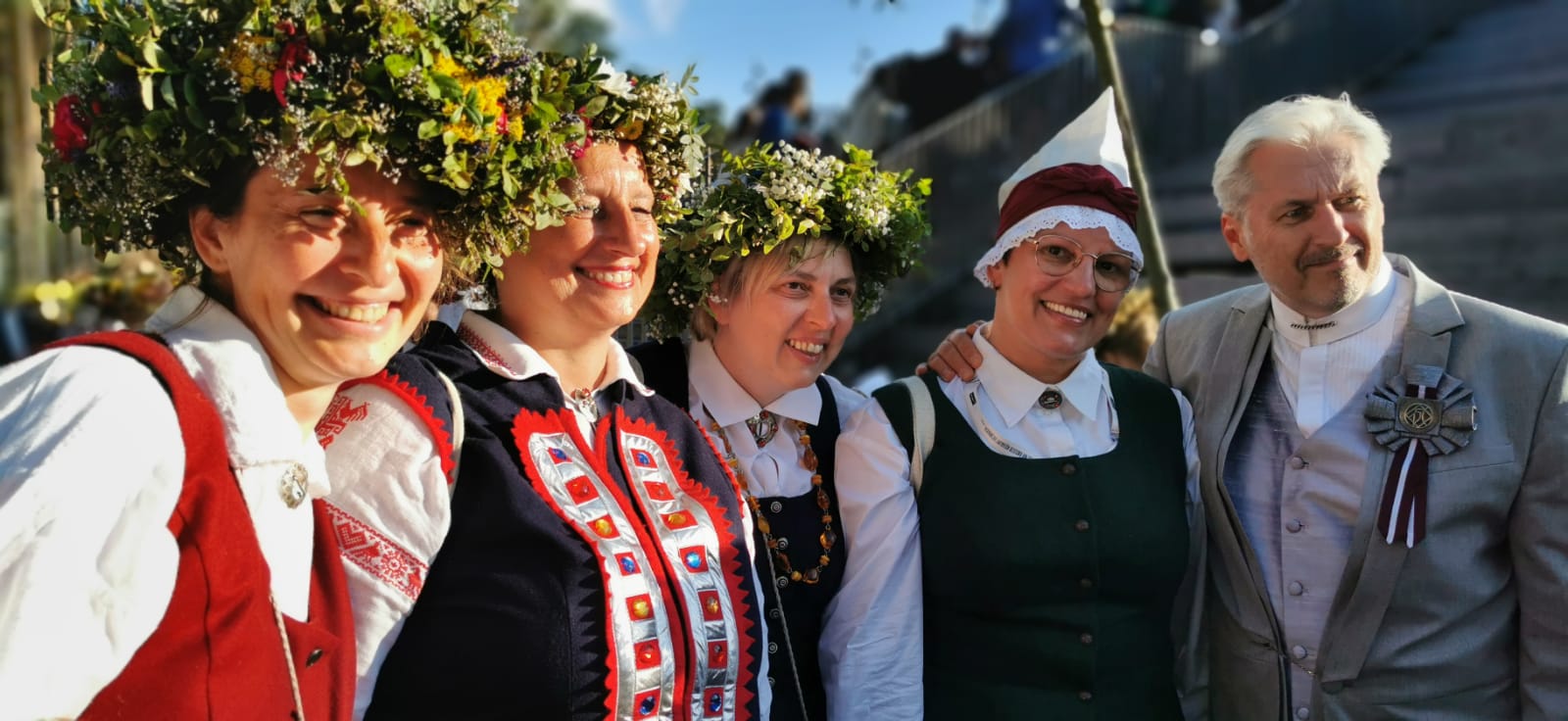 Mainas Balsis Mitglieder in Tracht